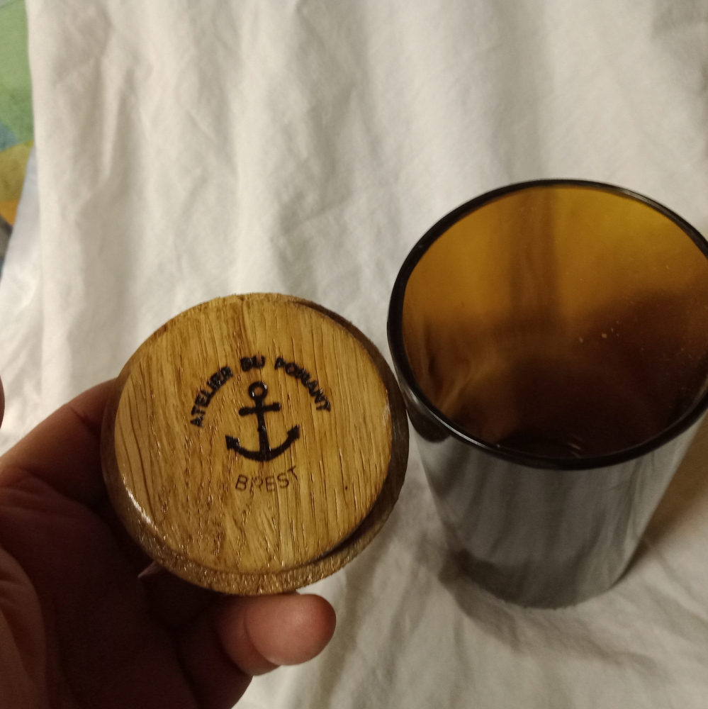 Pot en verre et couvercle en bois