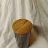 Pot en verre et couvercle en bois