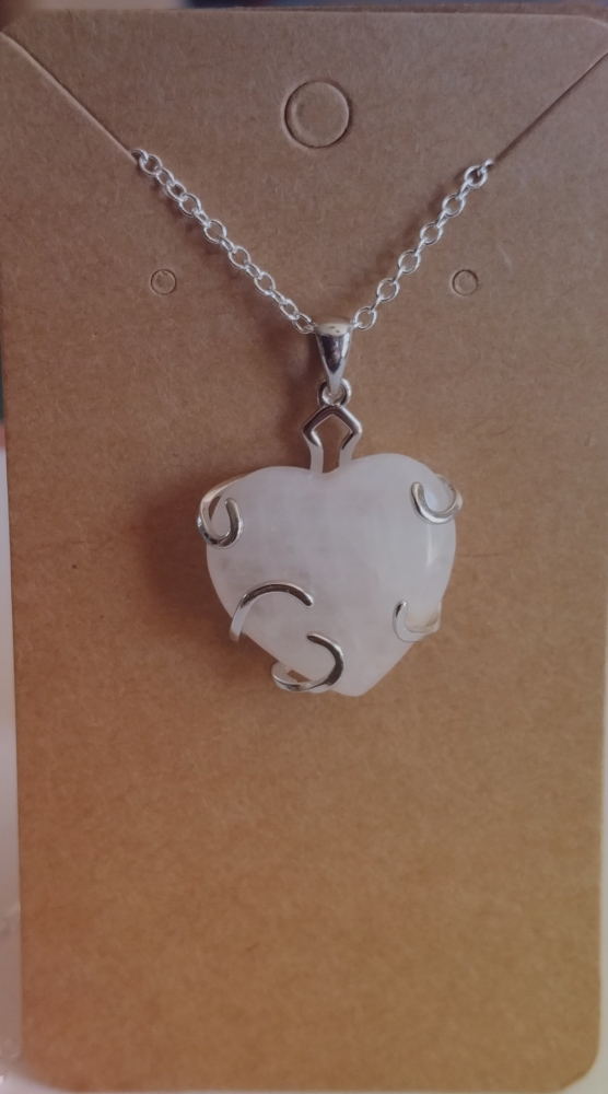 Cœur quartz rose dans un entrelacé en argent 