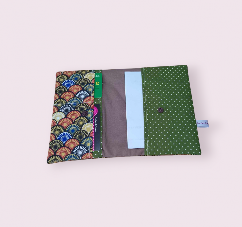 pochette, étui à ordonnances, carte vitale et carte mutuelle, fermeture par bouton pression, modèle éventails plumes multicolores 