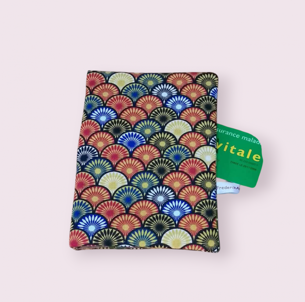 pochette, étui à ordonnances, carte vitale et carte mutuelle, fermeture par bouton pression, modèle éventails plumes multicolores 
