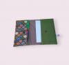 pochette, étui à ordonnances, carte vitale et carte mutuelle, fermeture par bouton pression, modèle éventails plumes multicolores 