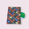 pochette, étui à ordonnances, carte vitale et carte mutuelle, fermeture par bouton pression, modèle éventails plumes multicolores 