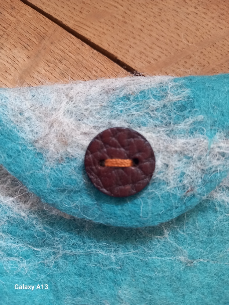 Monnaie en laine feutrée et cuir