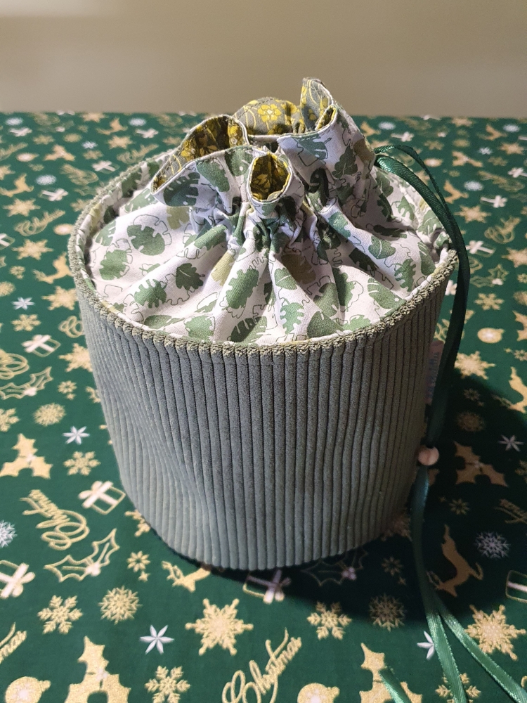 Trousse de toilette ronde et ses lingettes démaquillantes 
