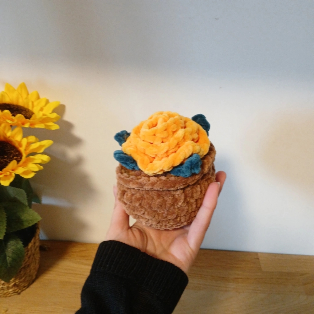 Peluche pot de fleur rose jaune