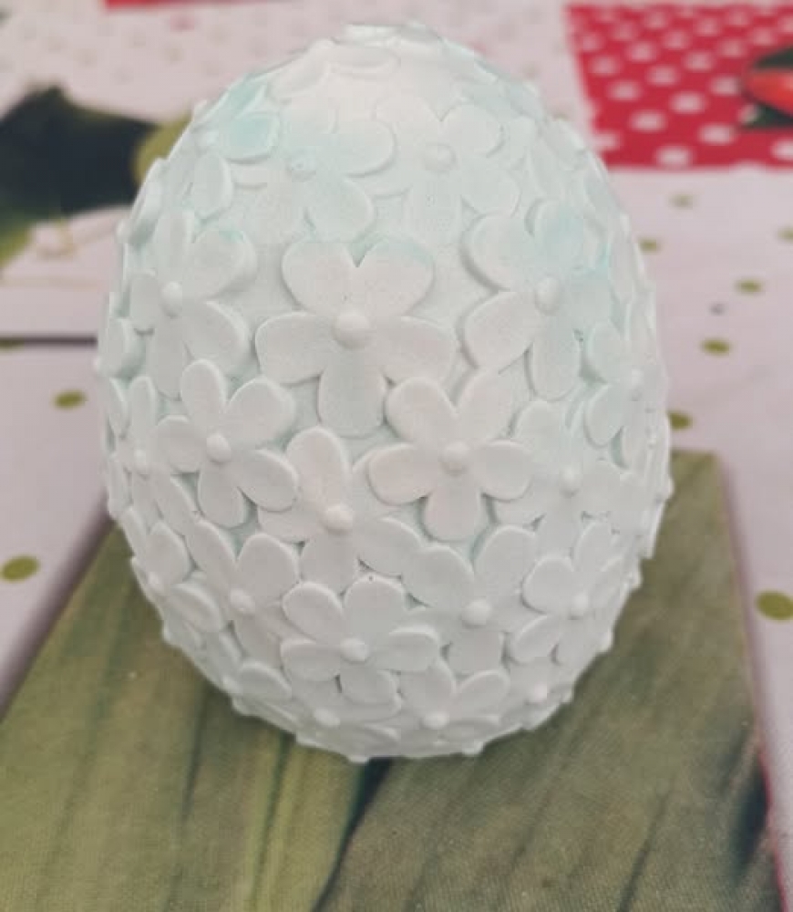 Décoration oeuf fleuri en jesmonite marbré vert pale