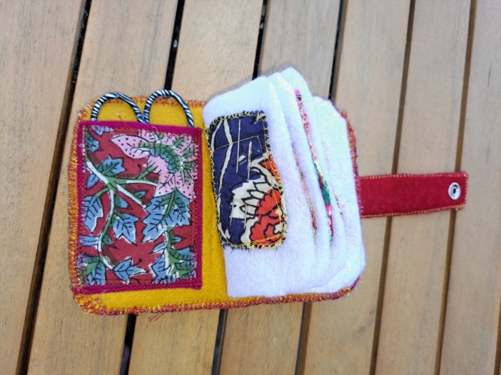 Mini carnet en tissu coloré – Range-aiguilles upcyclé, unique et pratique