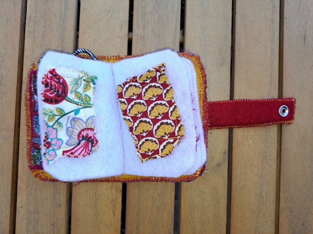 Mini carnet en tissu coloré – Range-aiguilles upcyclé, unique et pratique