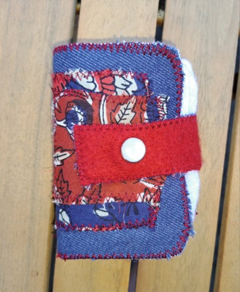 Mini carnet en tissu coloré – Range-aiguilles upcyclé, unique et pratique