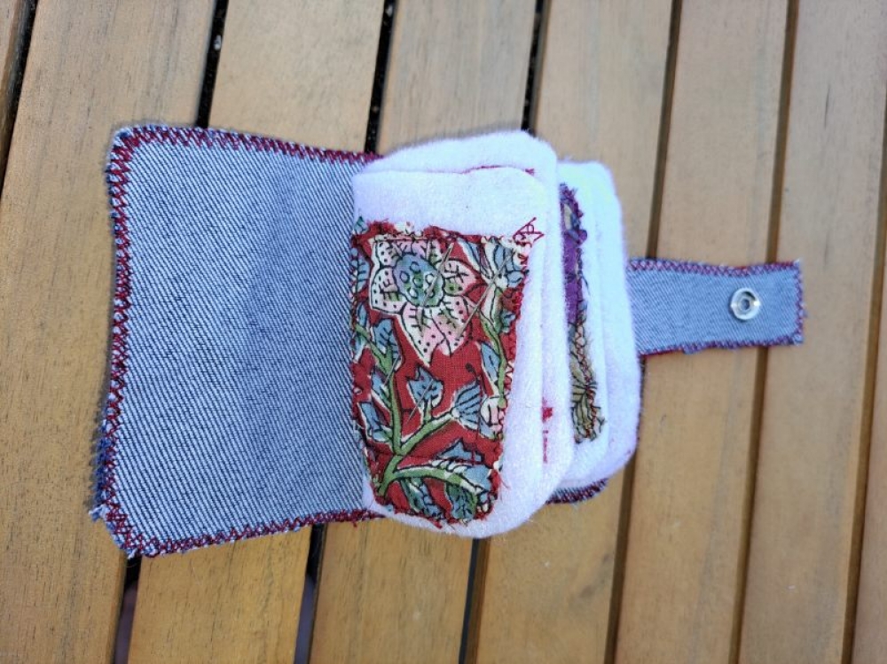 Mini carnet en tissu coloré – Range-aiguilles upcyclé, unique et pratique