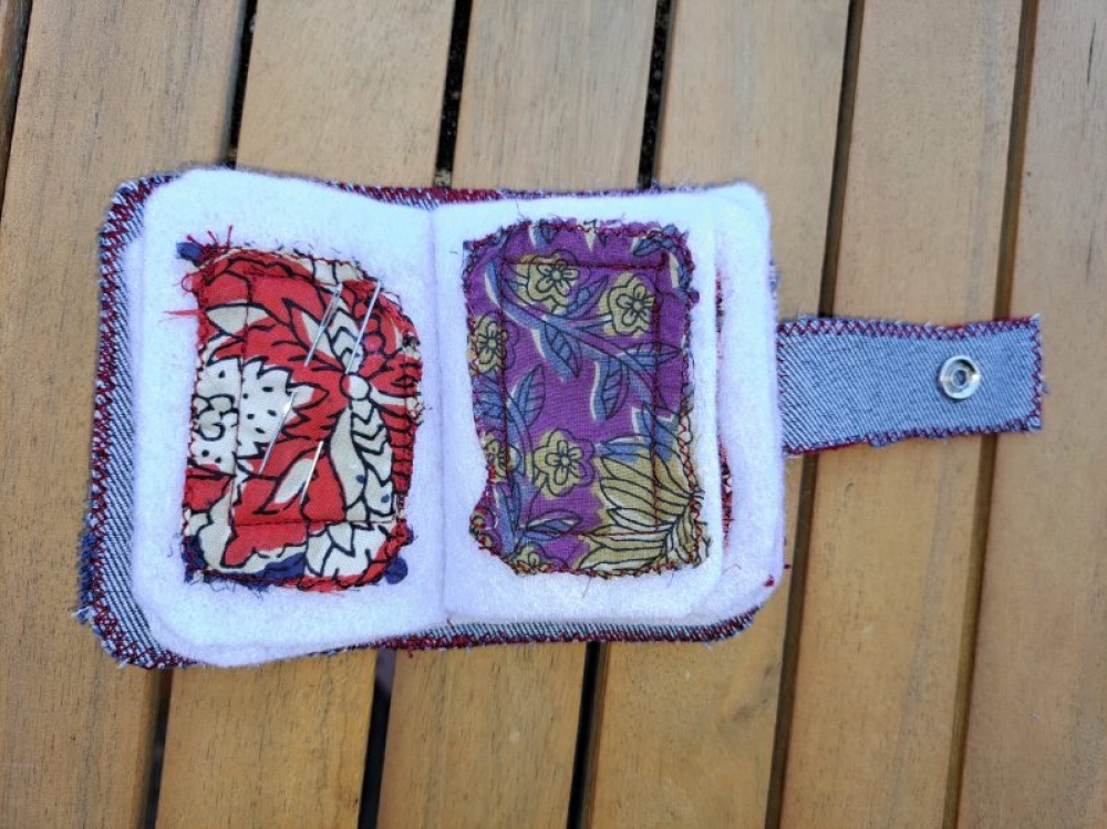Mini carnet en tissu coloré – Range-aiguilles upcyclé, unique et pratique