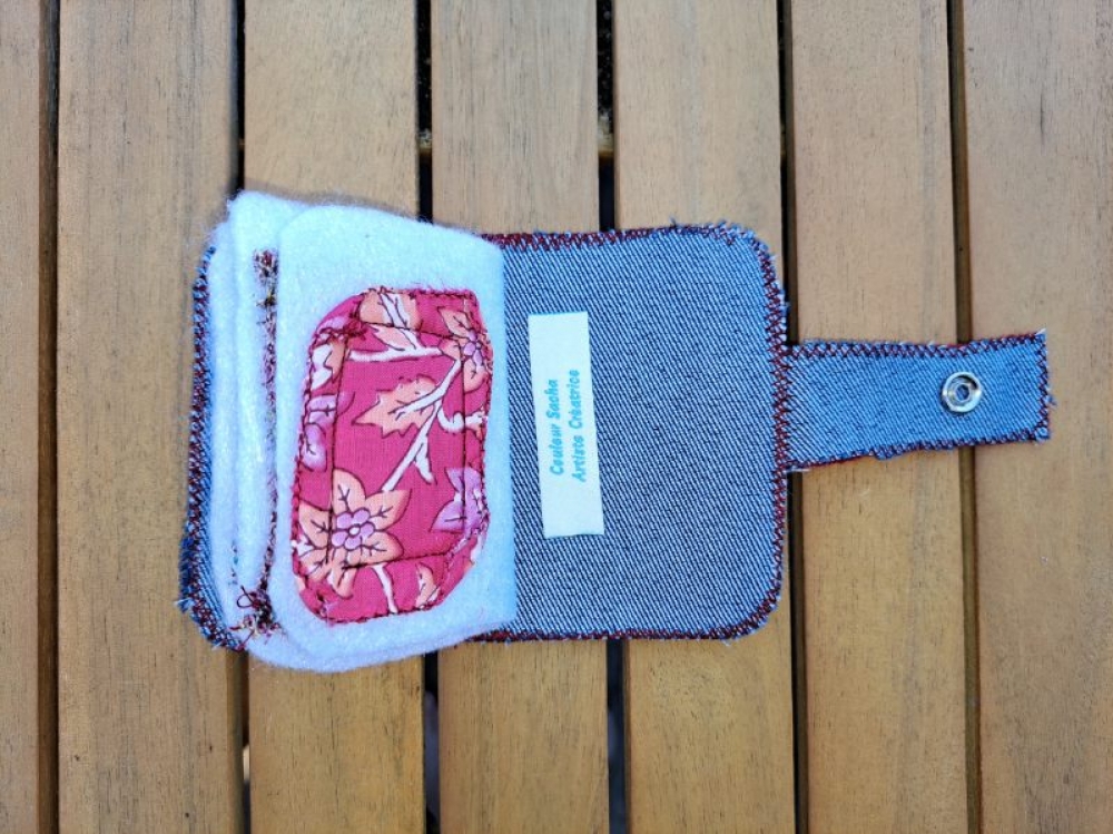 Mini carnet en tissu coloré – Range-aiguilles upcyclé, unique et pratique