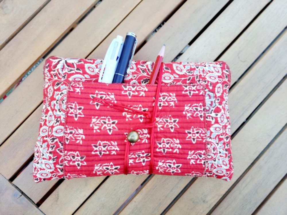 Pochette en tissu upcyclé pour livre – œuvre unique pour amoureux de la lecture