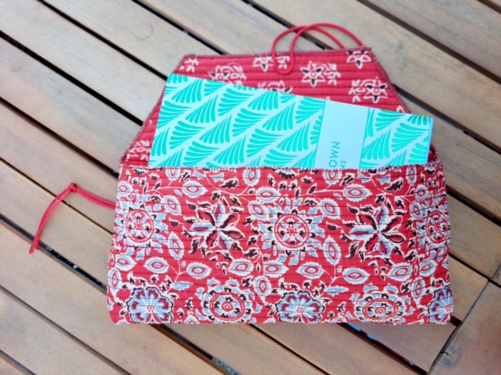 Pochette en tissu upcyclé pour livre – œuvre unique pour amoureux de la lecture