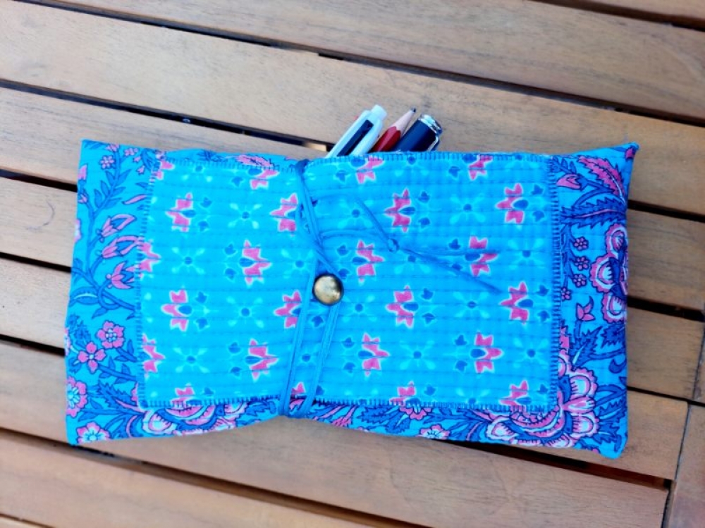 Pochette en tissu upcyclé pour livre – œuvre unique pour amoureux de la lecture