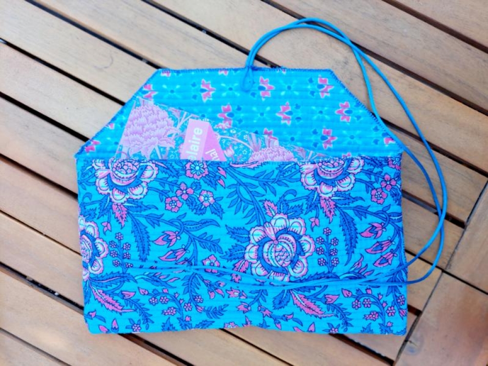 Pochette en tissu upcyclé pour livre – œuvre unique pour amoureux de la lecture