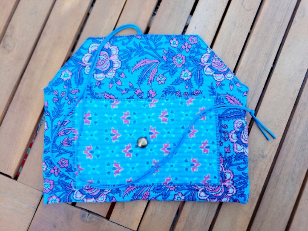 Pochette en tissu upcyclé pour livre – œuvre unique pour amoureux de la lecture