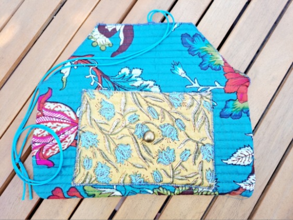Pochette en tissu upcyclé pour livre – œuvre unique pour amoureux de la lecture