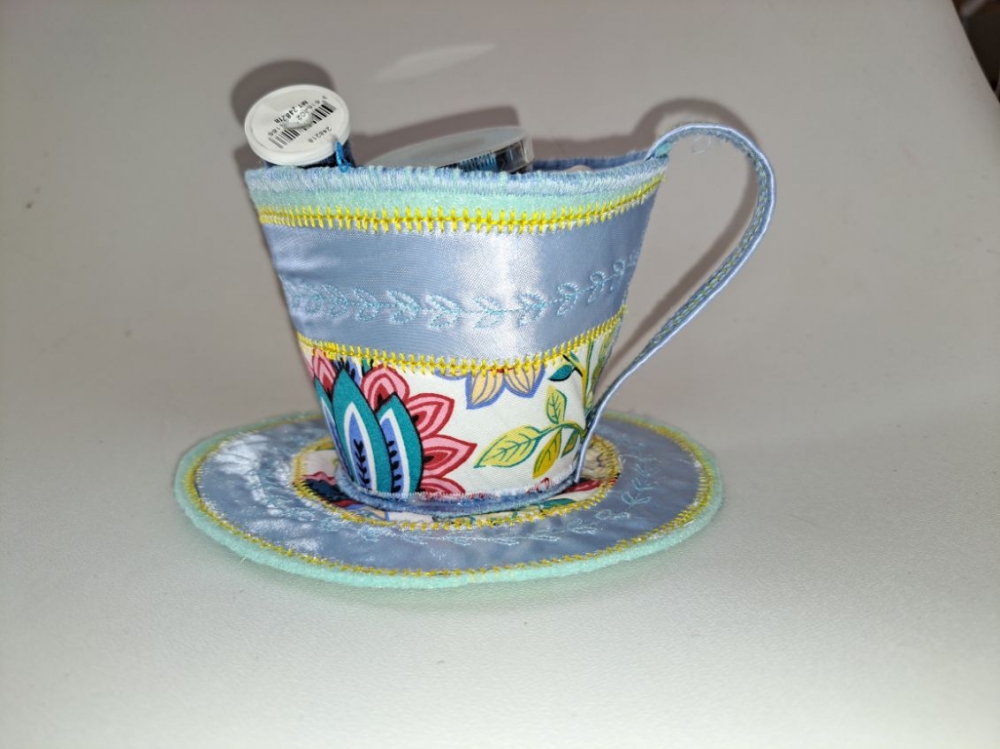 Range-bobines en forme de tasse – Accessoire upcyclé plein de charme pour couturière
