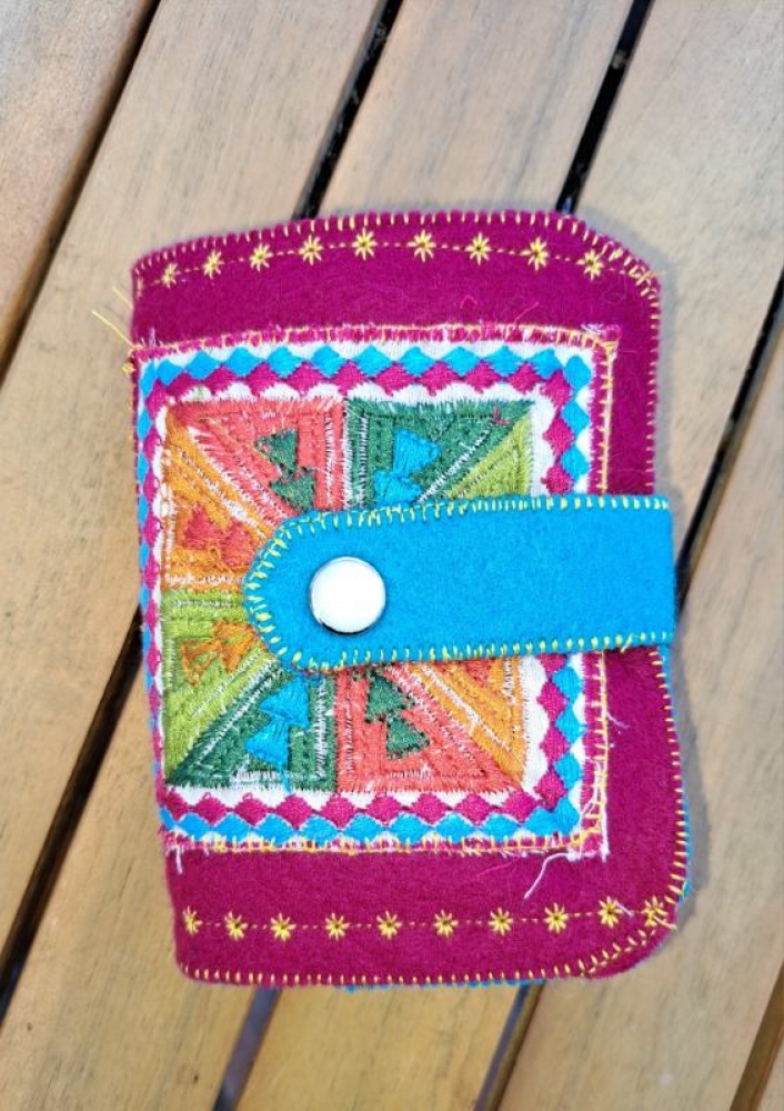 Mini carnet en tissu coloré – Range-aiguilles upcyclé, unique et pratique