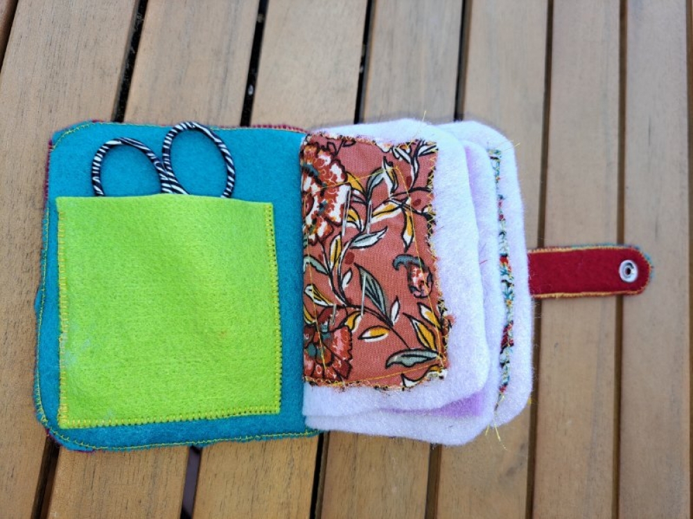 Mini carnet en tissu coloré – Range-aiguilles upcyclé, unique et pratique