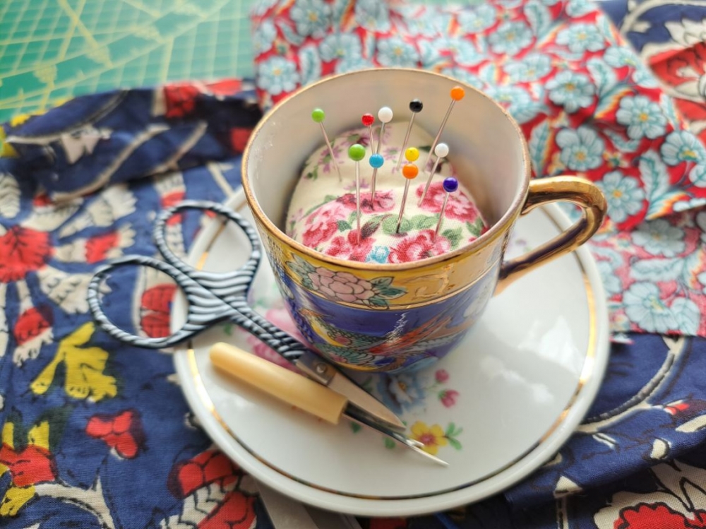 Pique-aiguilles upcycling en tasse chinée