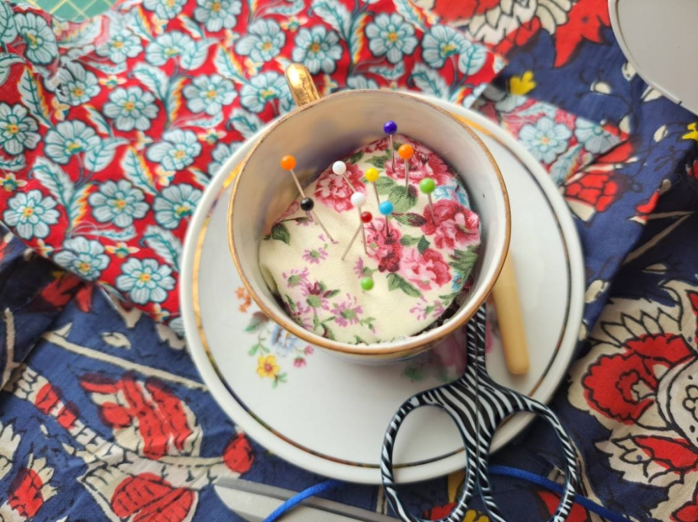 Pique-aiguilles upcycling en tasse chinée