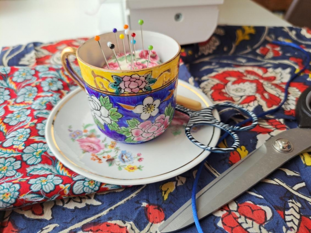 Pique-aiguilles upcycling en tasse chinée