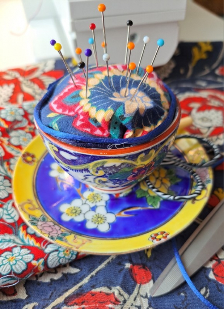 Pique-aiguilles upcycling en tasse chinée