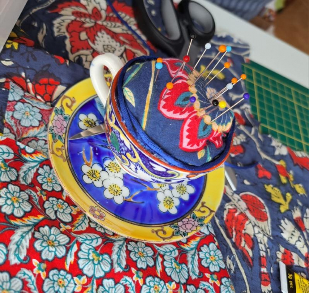 Pique-aiguilles upcycling en tasse chinée
