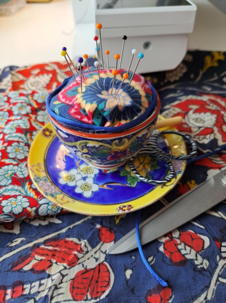 Pique-aiguilles upcycling en tasse chinée