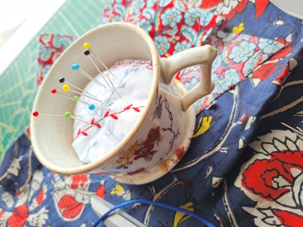 Pique-aiguilles upcycling en tasse chinée