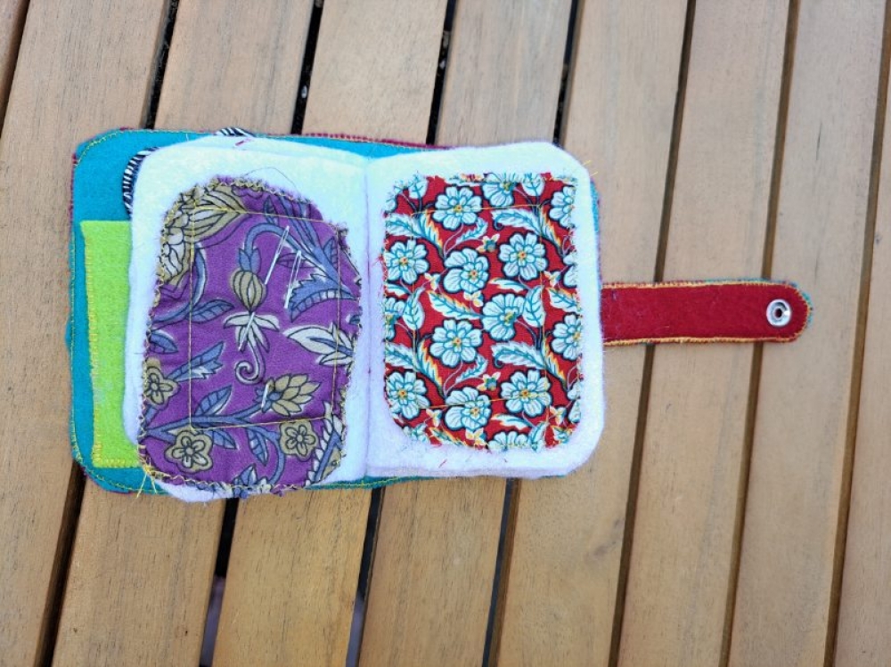 Mini carnet en tissu coloré – Range-aiguilles upcyclé, unique et pratique
