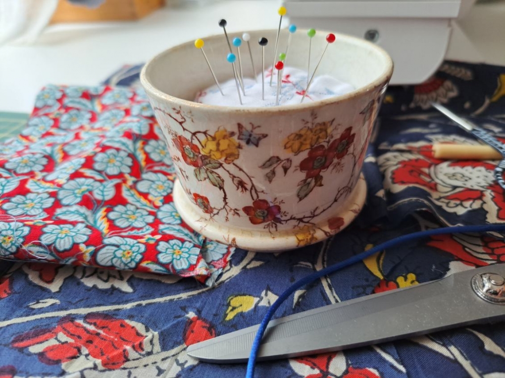 Pique-aiguilles upcycling en tasse chinée