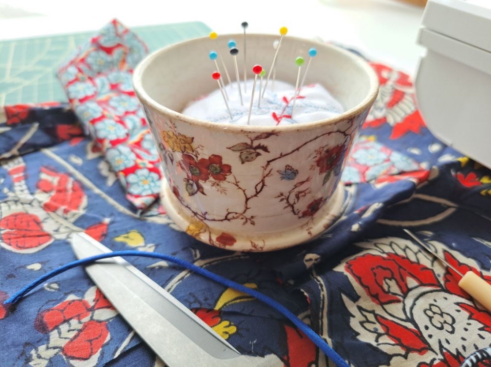 Pique-aiguilles upcycling en tasse chinée