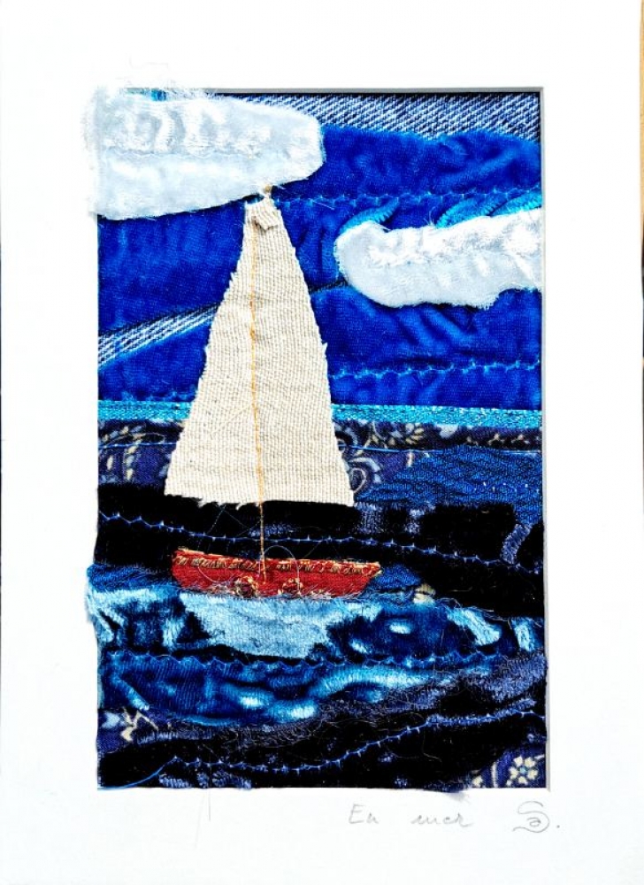 Broderie upcyclée – Création unique en tissus et fils de récupération, encadrée