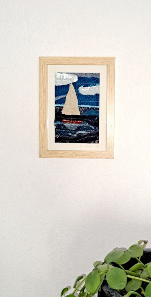 Broderie upcyclée – Création unique en tissus et fils de récupération, encadrée