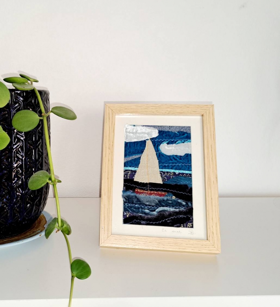 Broderie upcyclée – Création unique en tissus et fils de récupération, encadrée