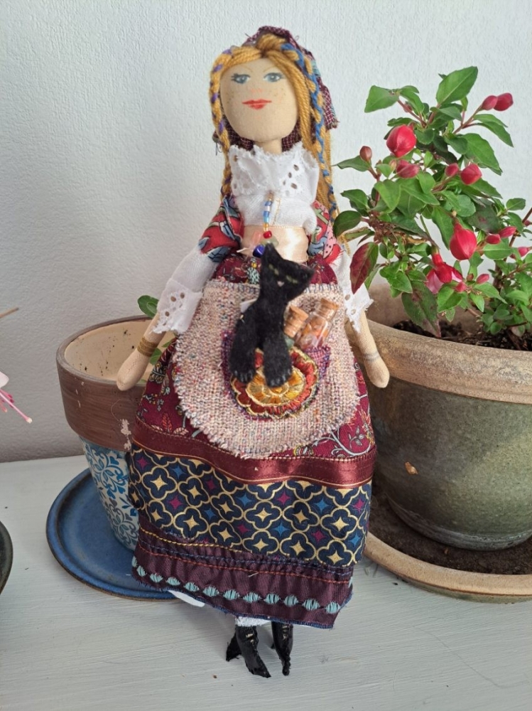Poupée sorcière upcyclée – Porte-bonheur traditionnel 