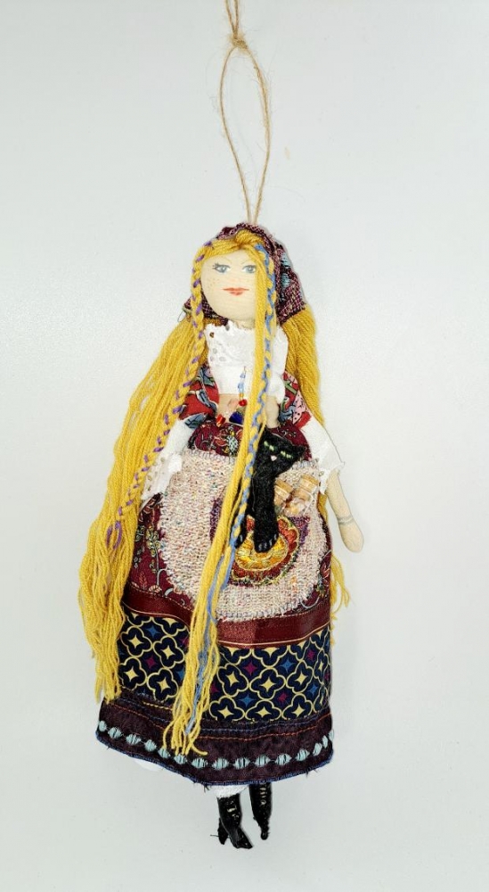 Poupée sorcière upcyclée – Porte-bonheur traditionnel 