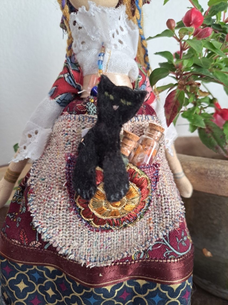 Poupée sorcière upcyclée – Porte-bonheur traditionnel 