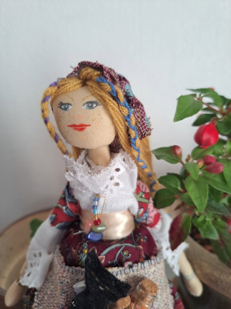 Poupée sorcière upcyclée – Porte-bonheur traditionnel 