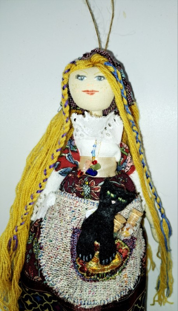 Poupée sorcière upcyclée – Porte-bonheur traditionnel 