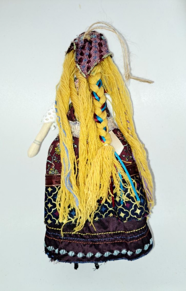 Poupée sorcière upcyclée – Porte-bonheur traditionnel 