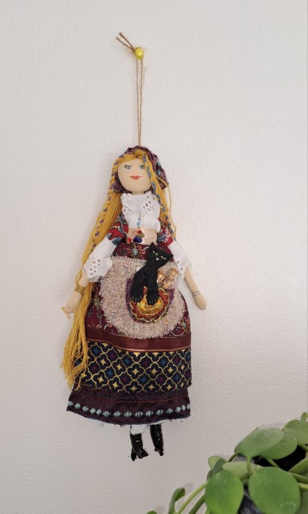 Poupée sorcière upcyclée – Porte-bonheur traditionnel 