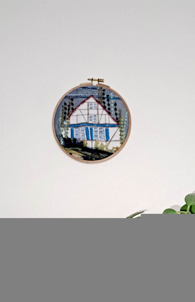 Broderie upcyclée – Création unique en tissus et fils de récupération, présentée dans un tambour
