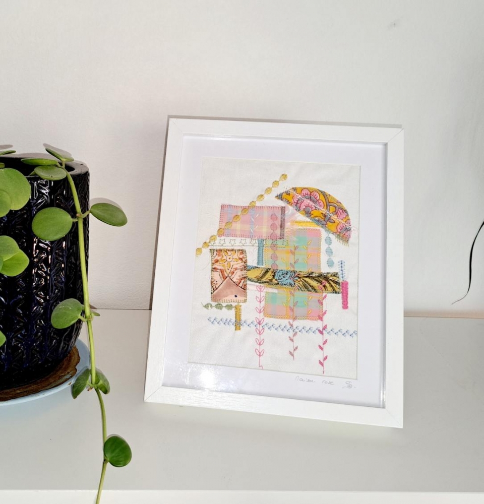 Broderie upcyclée – Création unique en tissus et fils de récupération, encadrée