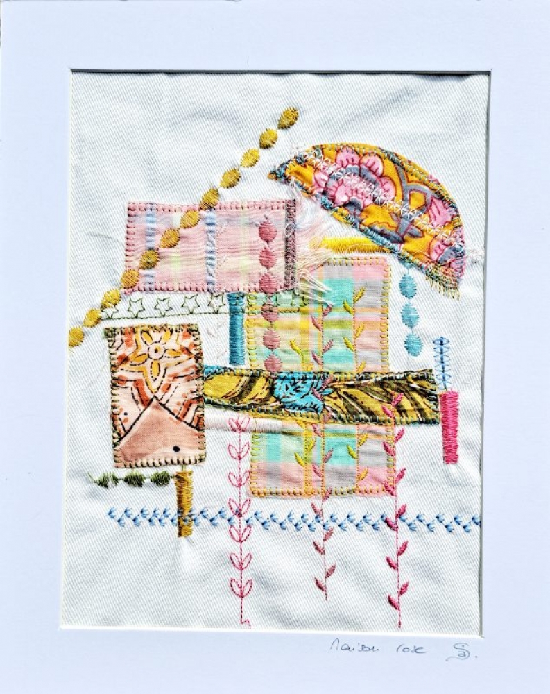 Broderie upcyclée – Création unique en tissus et fils de récupération, encadrée