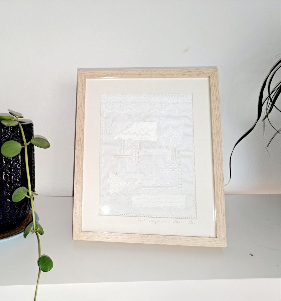 Broderie upcyclée – Création unique en tissus et fils de récupération, encadrée